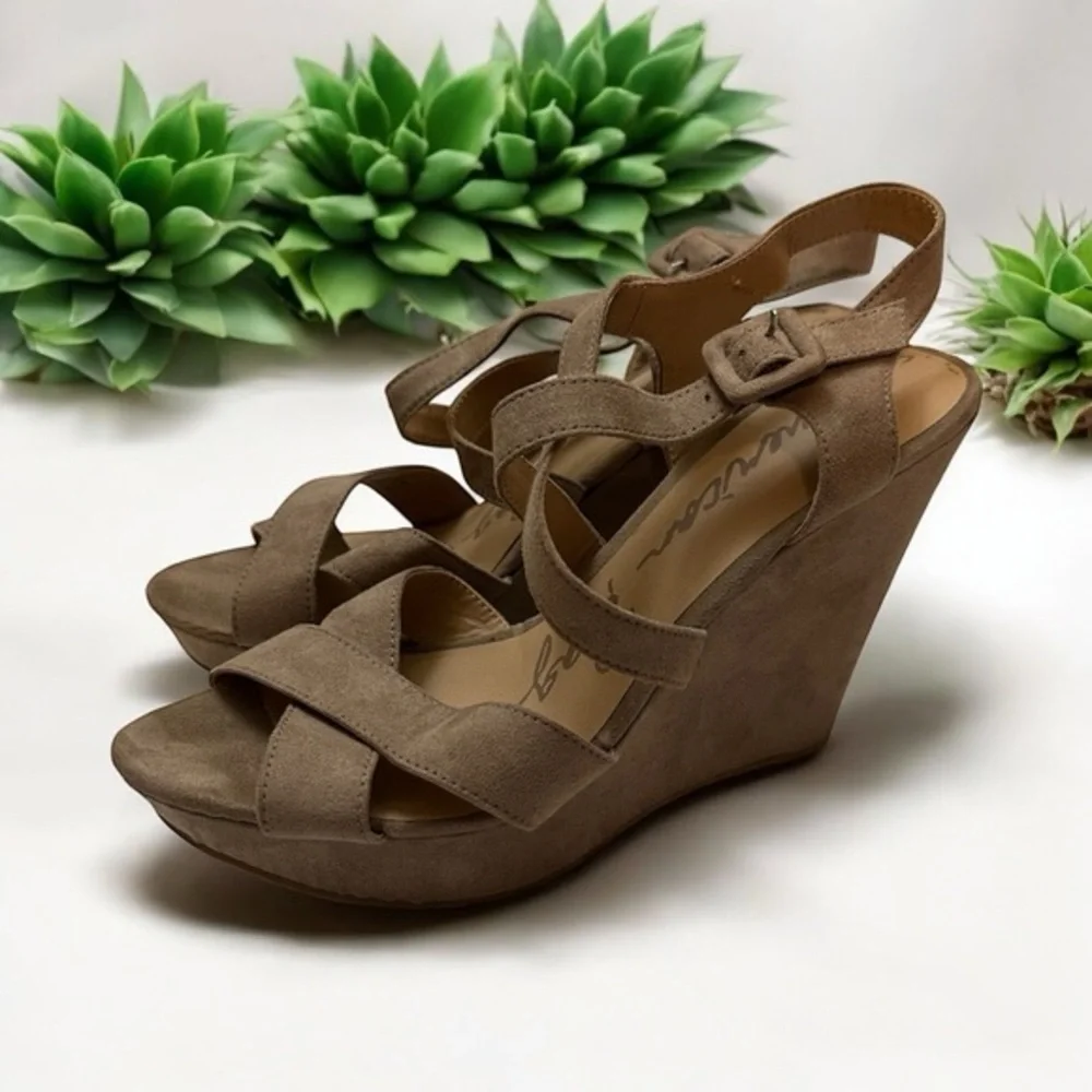American Rag Wedge Sandals Tan 6 Strappy Faux Suede Platform